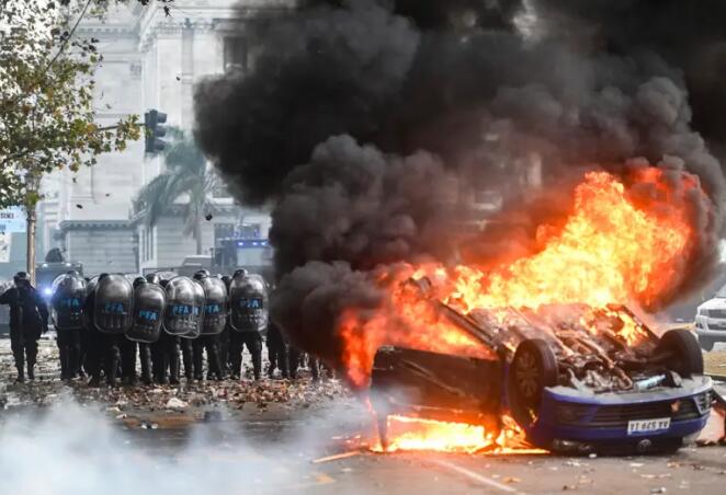 阿根廷國會通過經濟休克療法改革！場外爆示威　縱火扔汽油彈